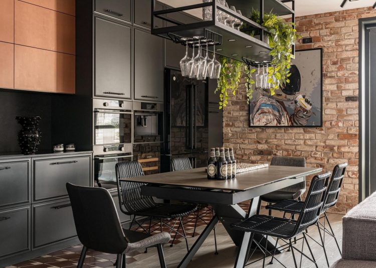 Családi otthon loft, modern és színes elemekkel berendezve, két gyerekszobával