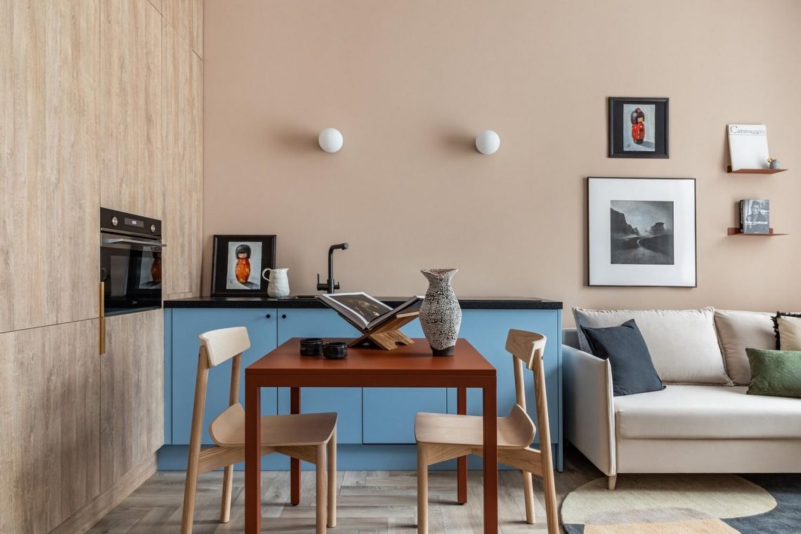 Divatos lágy barack és hűvös kék színekkel díszített 41m2-es lakás