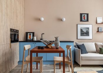 Divatos lágy barack és hűvös kék színekkel díszített 41m2-es lakás