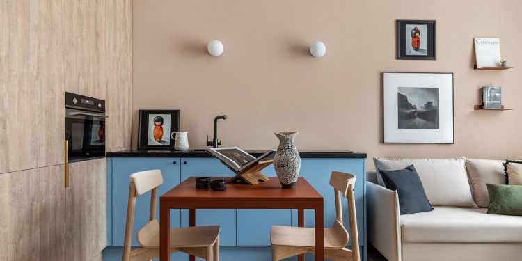 Divatos lágy barack és hűvös kék színekkel díszített 41m2-es lakás