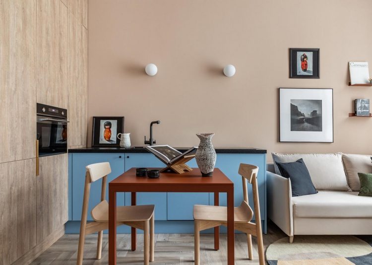 Divatos lágy barack és hűvös kék színekkel díszített 41m2-es lakás