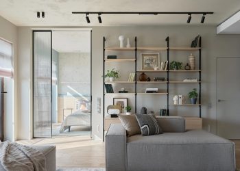 Egyedül élő férfi kényelmes lakása, a víz nyugodt árnyalataival a dekorációban