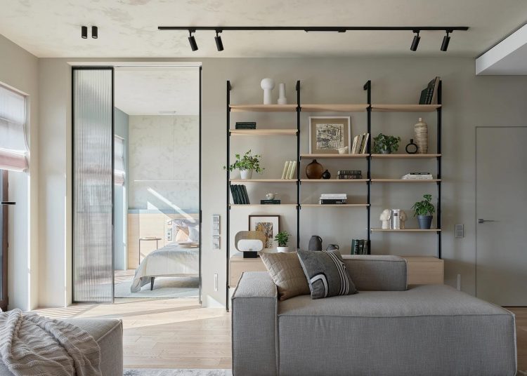 Egyedül élő férfi kényelmes lakása, a víz nyugodt árnyalataival a dekorációban