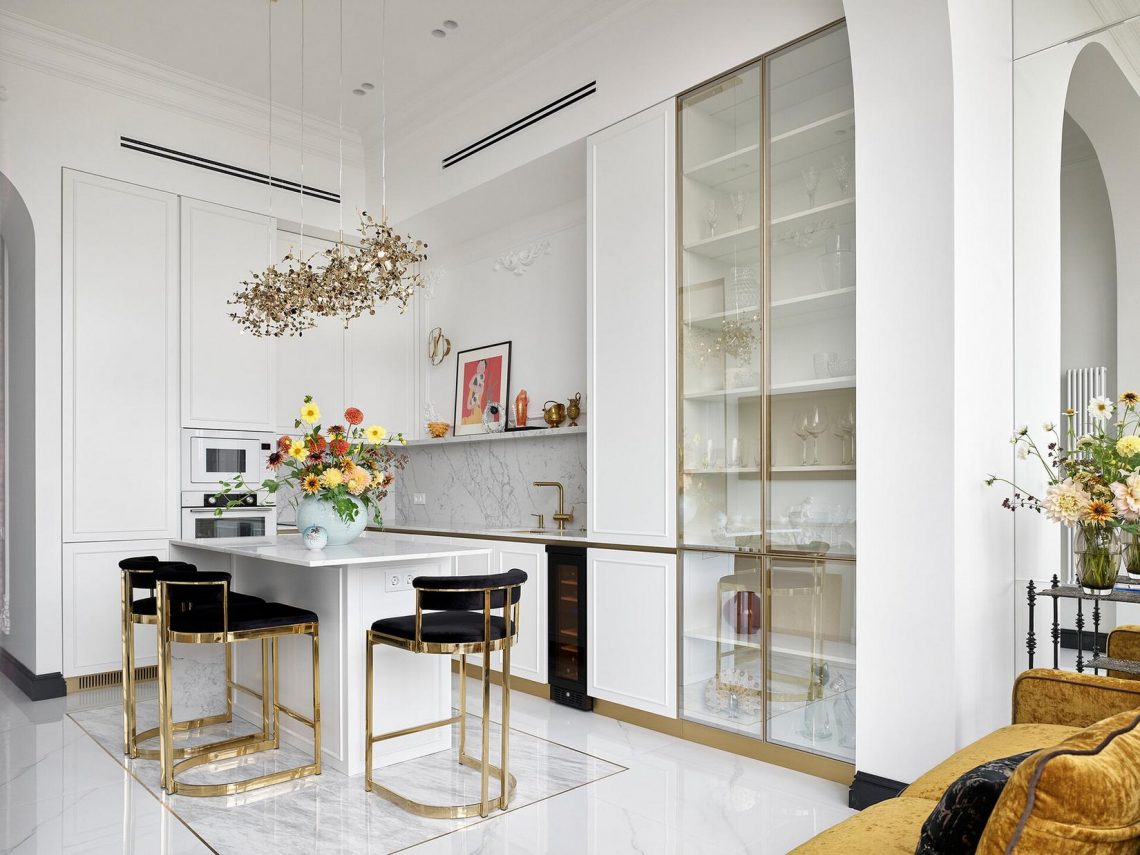 Francia stílus fényes felületekkel, sok fehér, fekete és arany nő 50m2-es lakásában