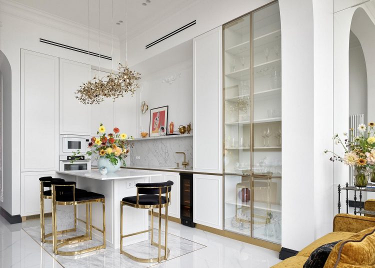 Francia stílus fényes felületekkel, sok fehér, fekete és arany nő 50m2-es lakásában