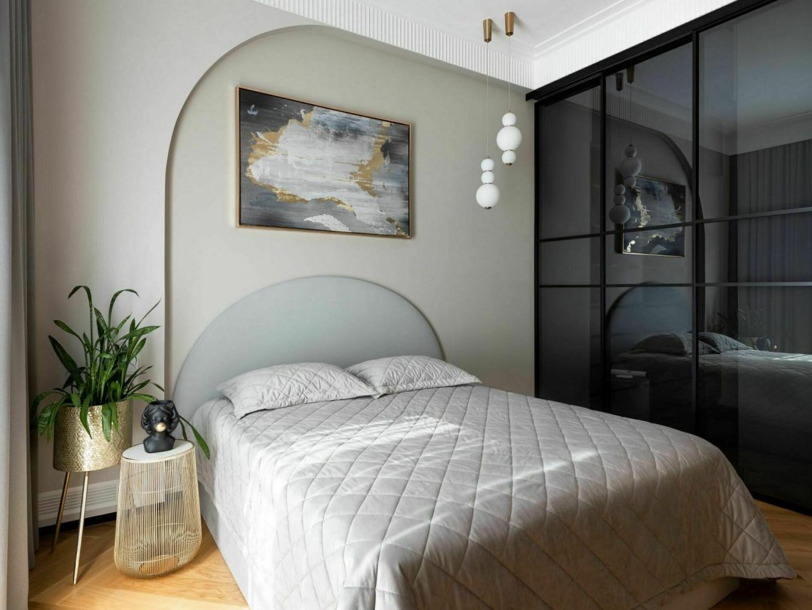 Harmonikusan összefonódó íves formák és stílusos részletek fiatal nő garzonlakásában