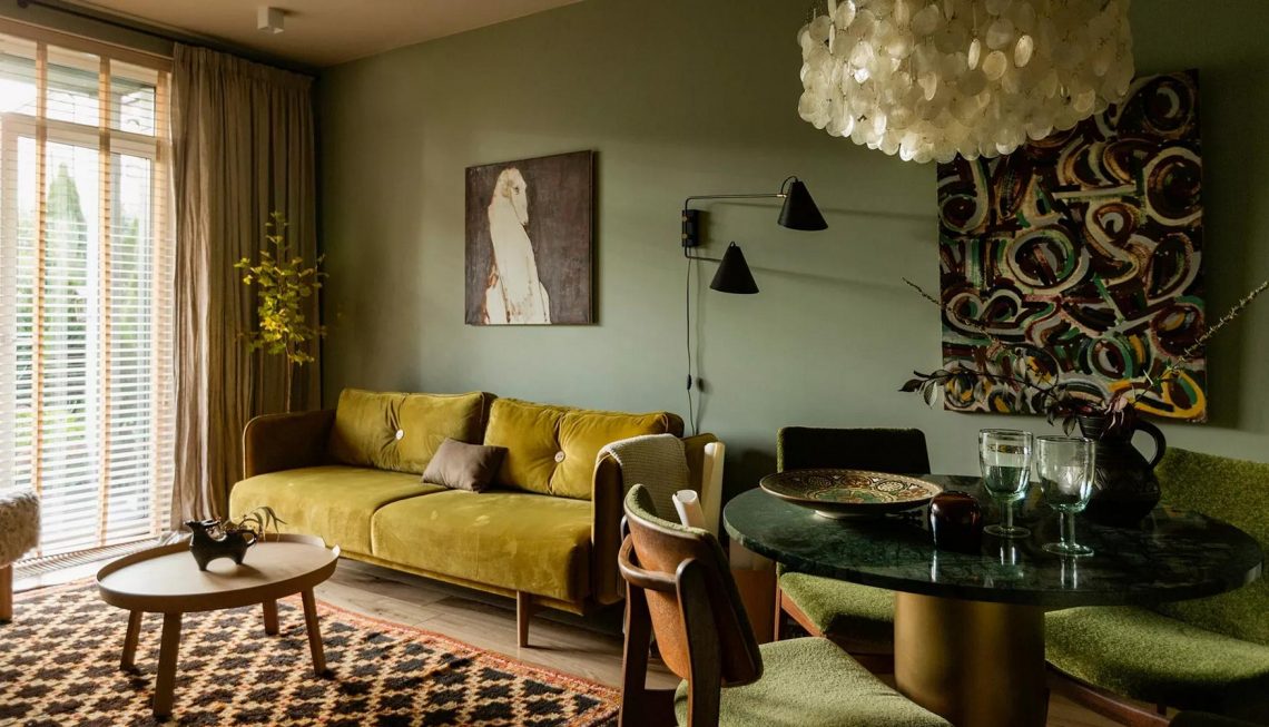 Kertkapcsolathoz hangolt színes, meleg hangulatú berendezés, a tervező saját otthona