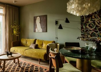 Kertkapcsolathoz hangolt színes, meleg hangulatú berendezés, a tervező saját otthona