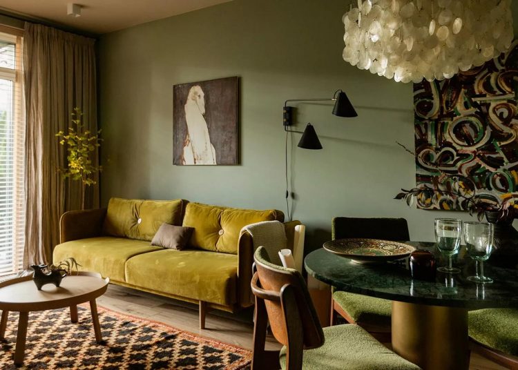 Kertkapcsolathoz hangolt színes, meleg hangulatú berendezés, a tervező saját otthona