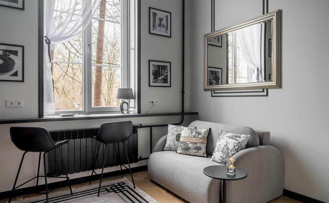 Kis földszinti lakás stílusos fekete-fehér berendezéssel