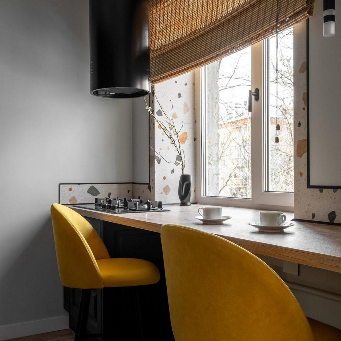 Kis konyha ablak elé áthelyezett tűzhellyel, 5m2