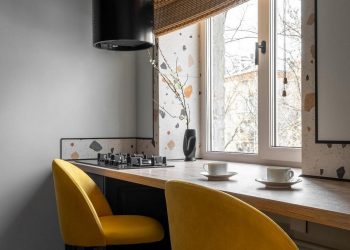 Kis konyha ablak elé áthelyezett tűzhellyel, 5m2