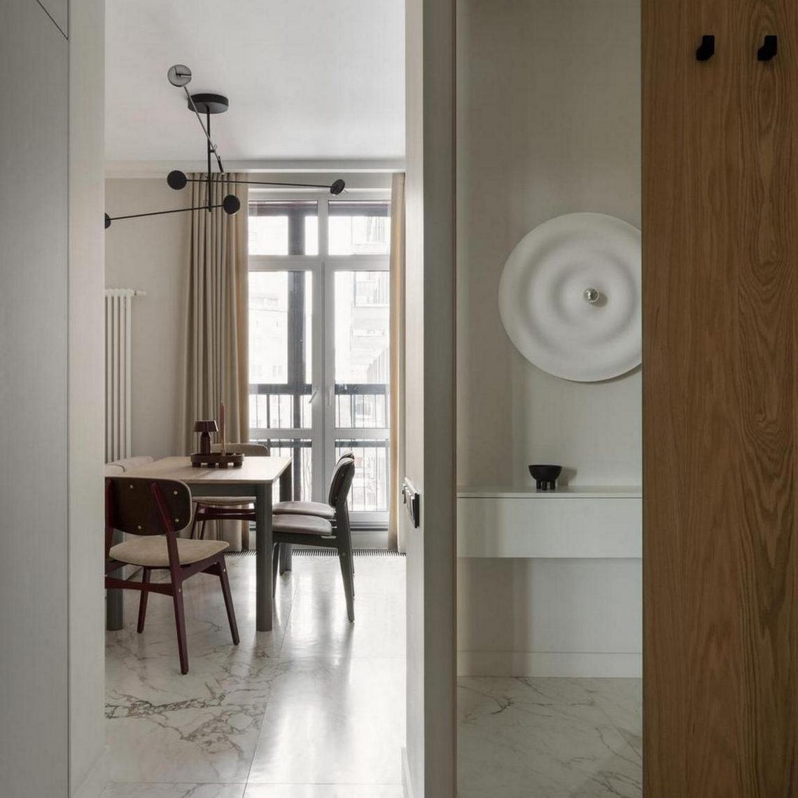 Letisztult fehér berendezés fiatal nő 49m2-es modern otthonában