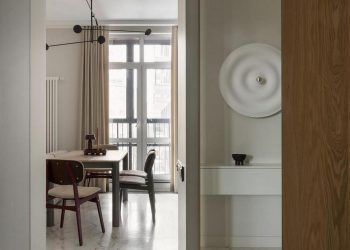 Letisztult fehér berendezés fiatal nő 49m2-es modern otthonában