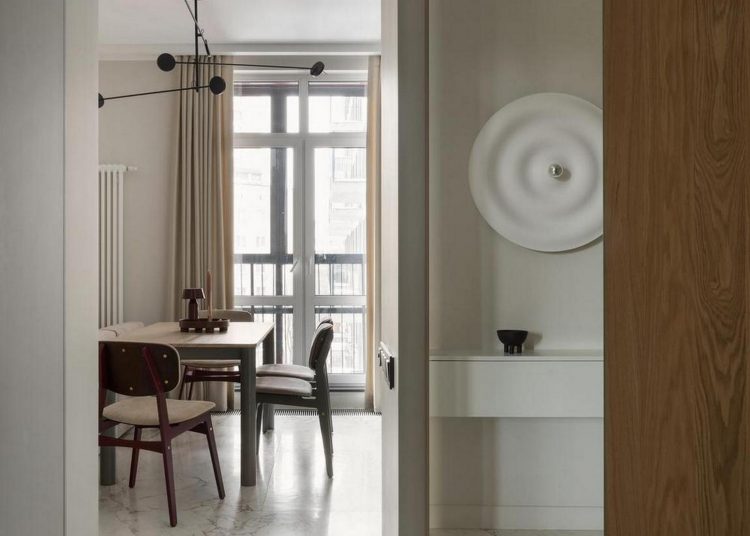 Letisztult fehér berendezés fiatal nő 49m2-es modern otthonában