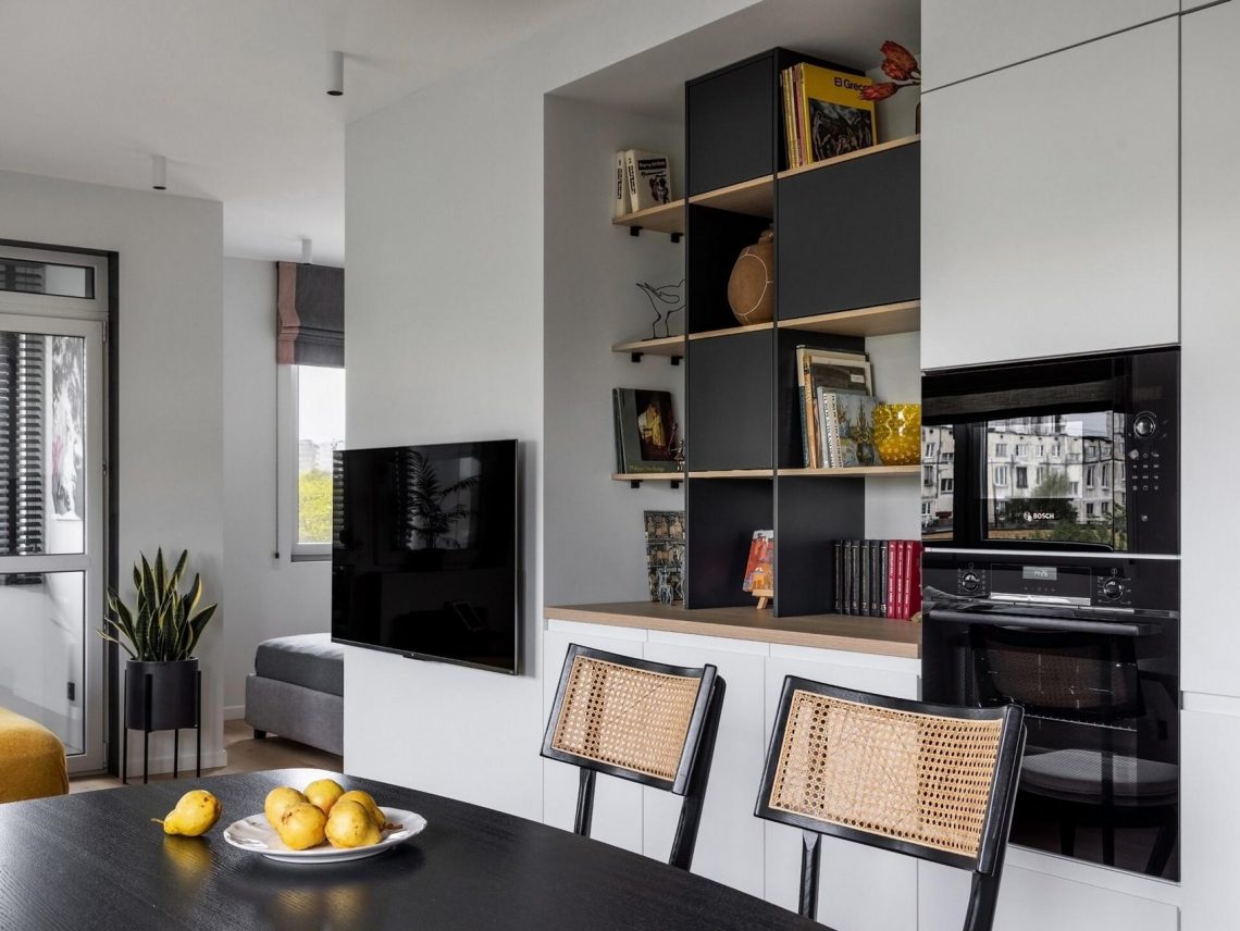 Modern berendezés egyedül élő nő lakásában, jól kihasznált 45m2