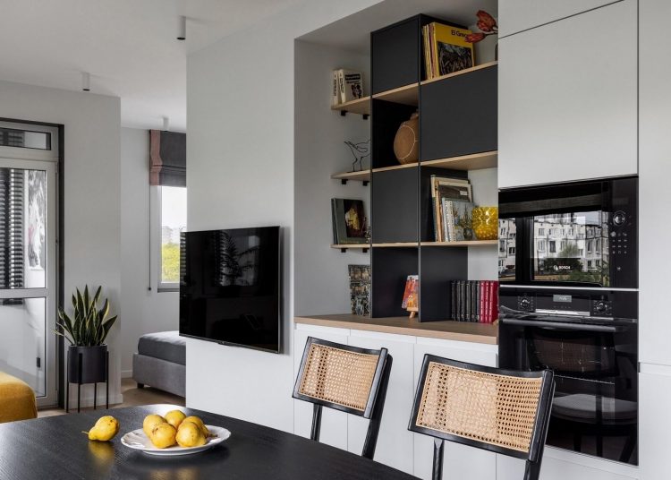 Modern berendezés egyedül élő nő lakásában, jól kihasznált 45m2