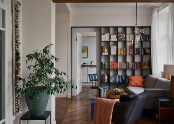 Otthonos, természetes fénnyel teli lakás könyvtárral és dolgozósarokkal