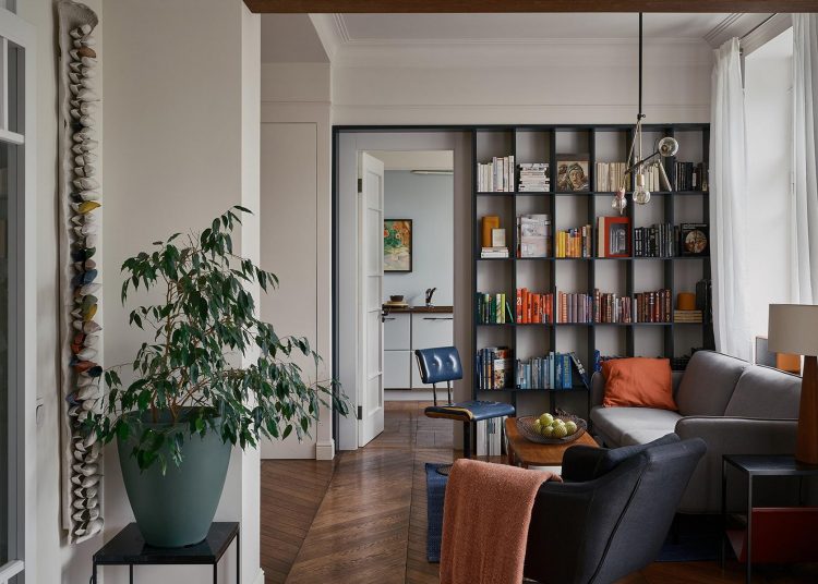 Otthonos, természetes fénnyel teli lakás könyvtárral és dolgozósarokkal