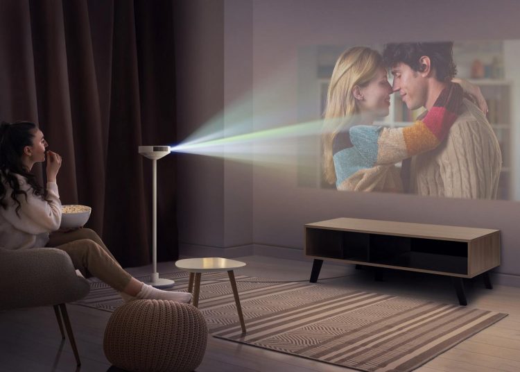 Projektor, lámpa és hangszóró egyszerre: multifunkciós, három az egyben projektort mutat be az LG