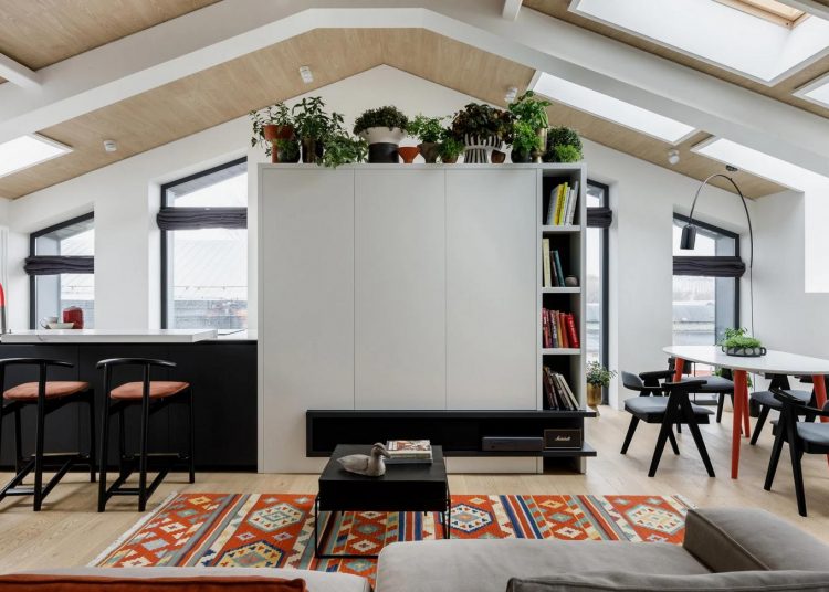 Tetőtéri lakás 18 ablakkal, sok fehér és fa felülettel, modern fekete kiegészítőkkel