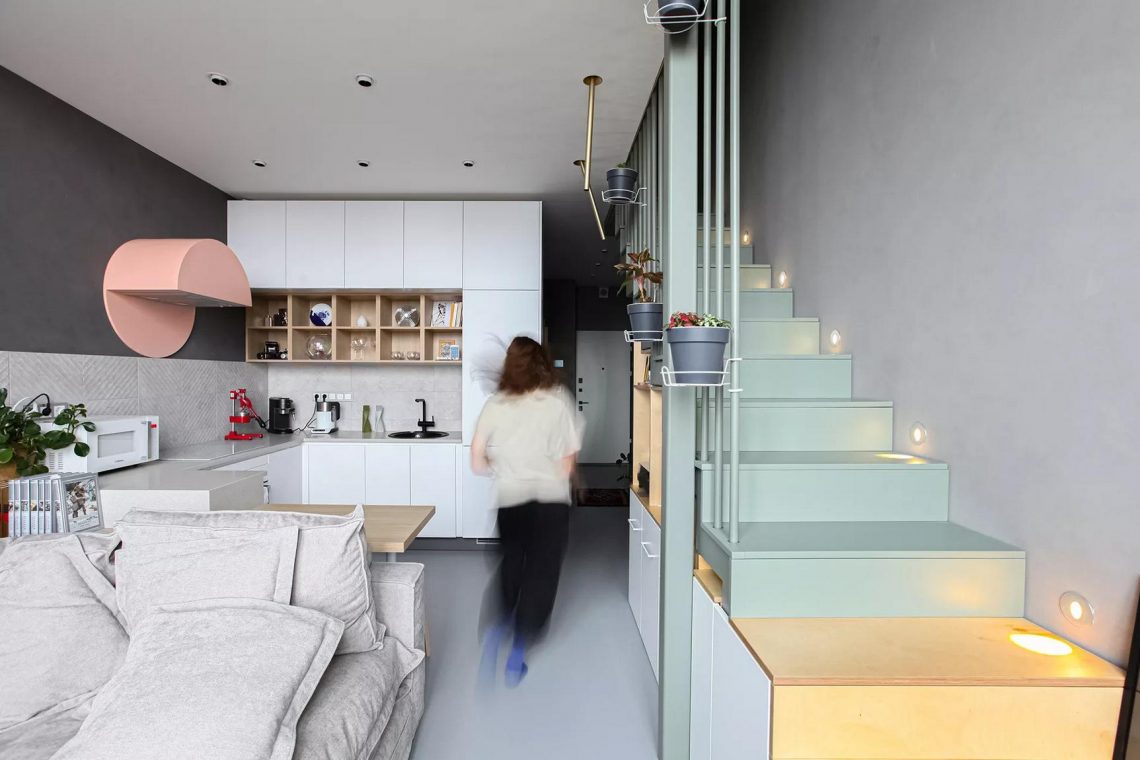 Üres dobozból otthon: hálószoba galérián, puha sarokkanapé fiatalok 35m2-es lakásában