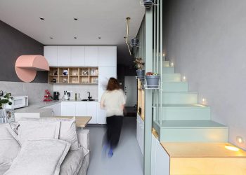 Üres dobozból otthon: hálószoba galérián, puha sarokkanapé fiatalok 35m2-es lakásában