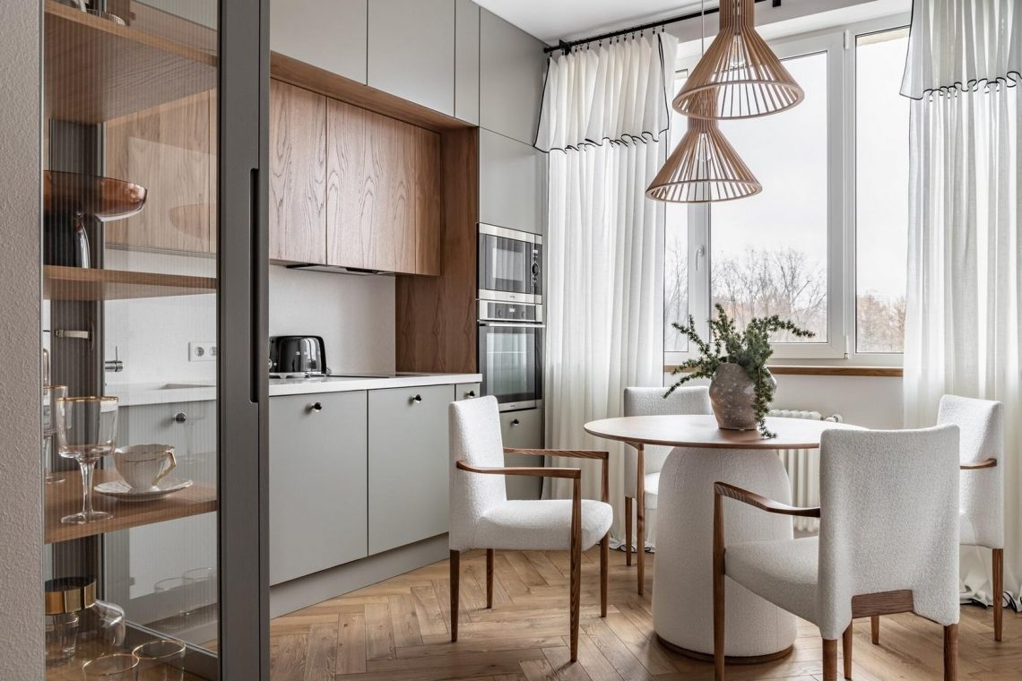 Varázslatos gyerekszoba és napsárga előszoba anya és lánya otthonában