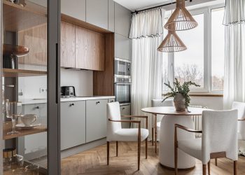 Varázslatos gyerekszoba és napsárga előszoba anya és lánya otthonában