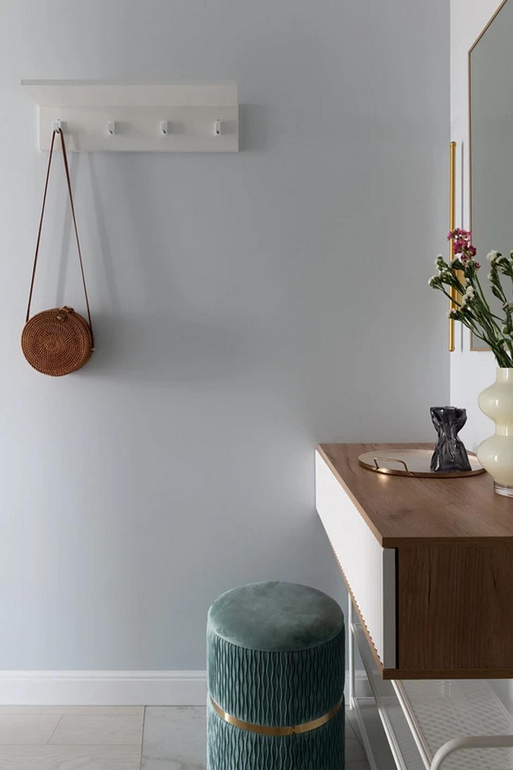 Álomotthon lágy színekkel és átgondolt részletekkel, fiatal nő és három cica 42m2-en