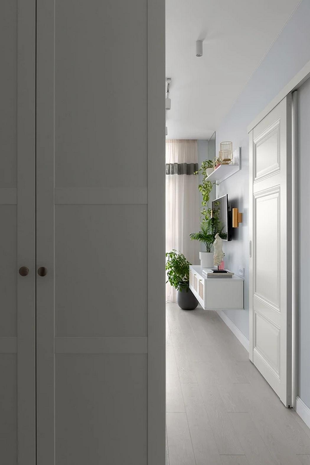 Álomotthon lágy színekkel és átgondolt részletekkel, fiatal nő és három cica 42m2-en