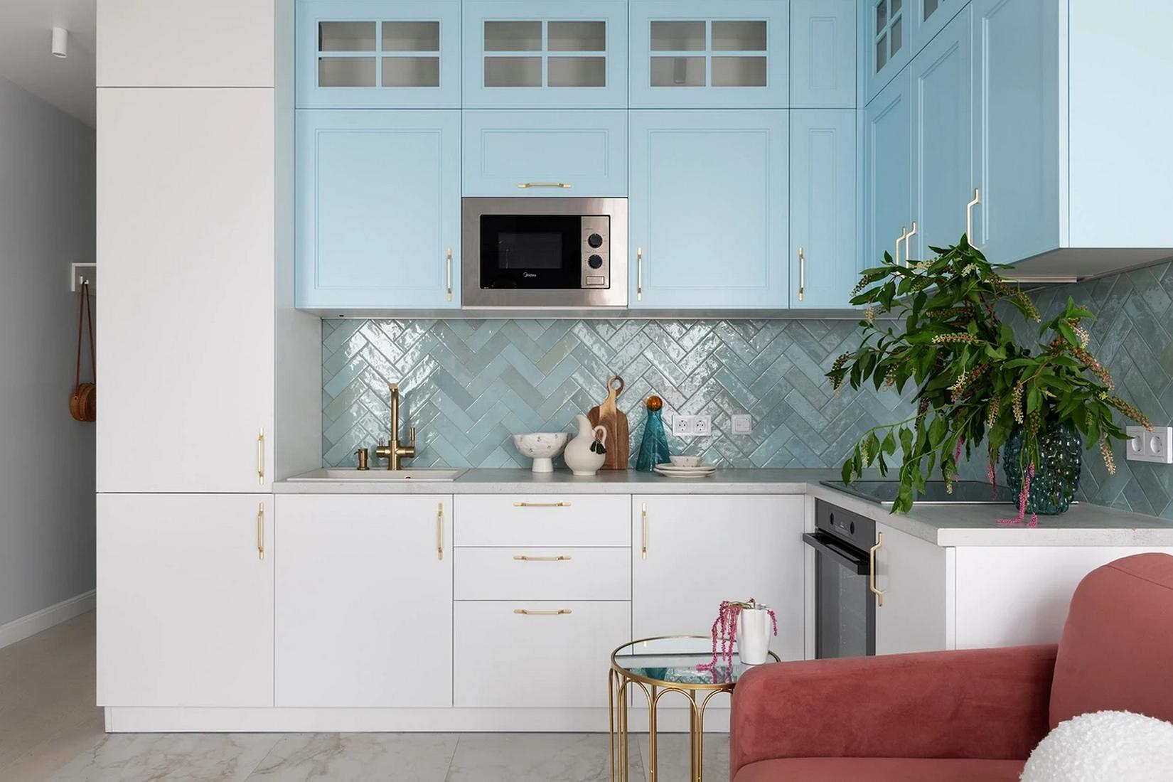 Álomotthon lágy színekkel és átgondolt részletekkel, fiatal nő és három cica 42m2-en