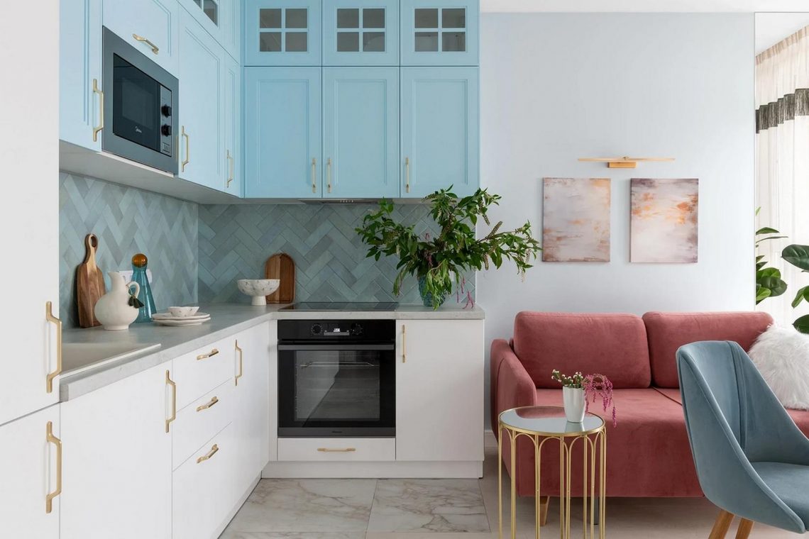 Álomotthon lágy színekkel és átgondolt részletekkel, fiatal nő és három cica 42m2-en