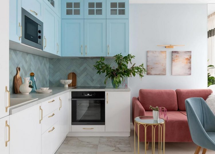 Álomotthon lágy színekkel és átgondolt részletekkel, fiatal nő és három cica 42m2-en