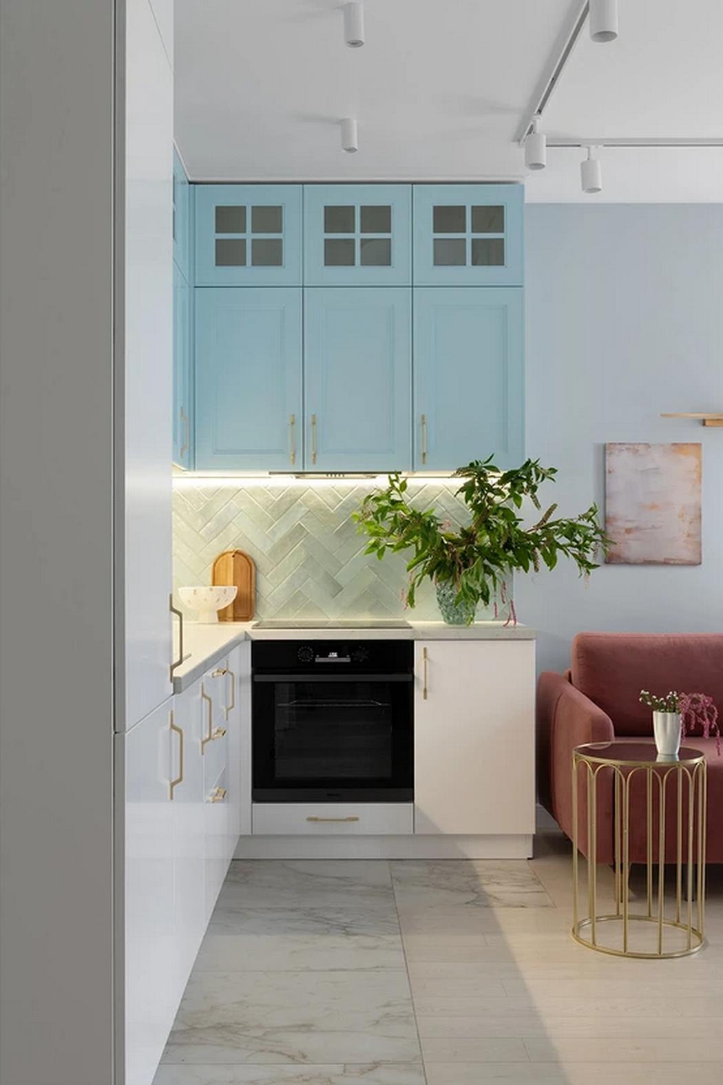 Álomotthon lágy színekkel és átgondolt részletekkel, fiatal nő és három cica 42m2-en