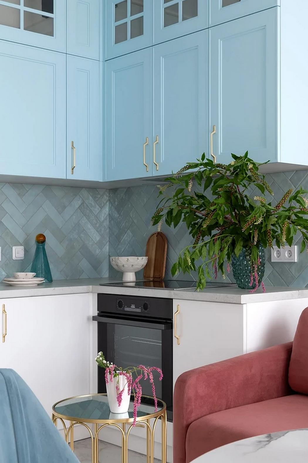 Álomotthon lágy színekkel és átgondolt részletekkel, fiatal nő és három cica 42m2-en