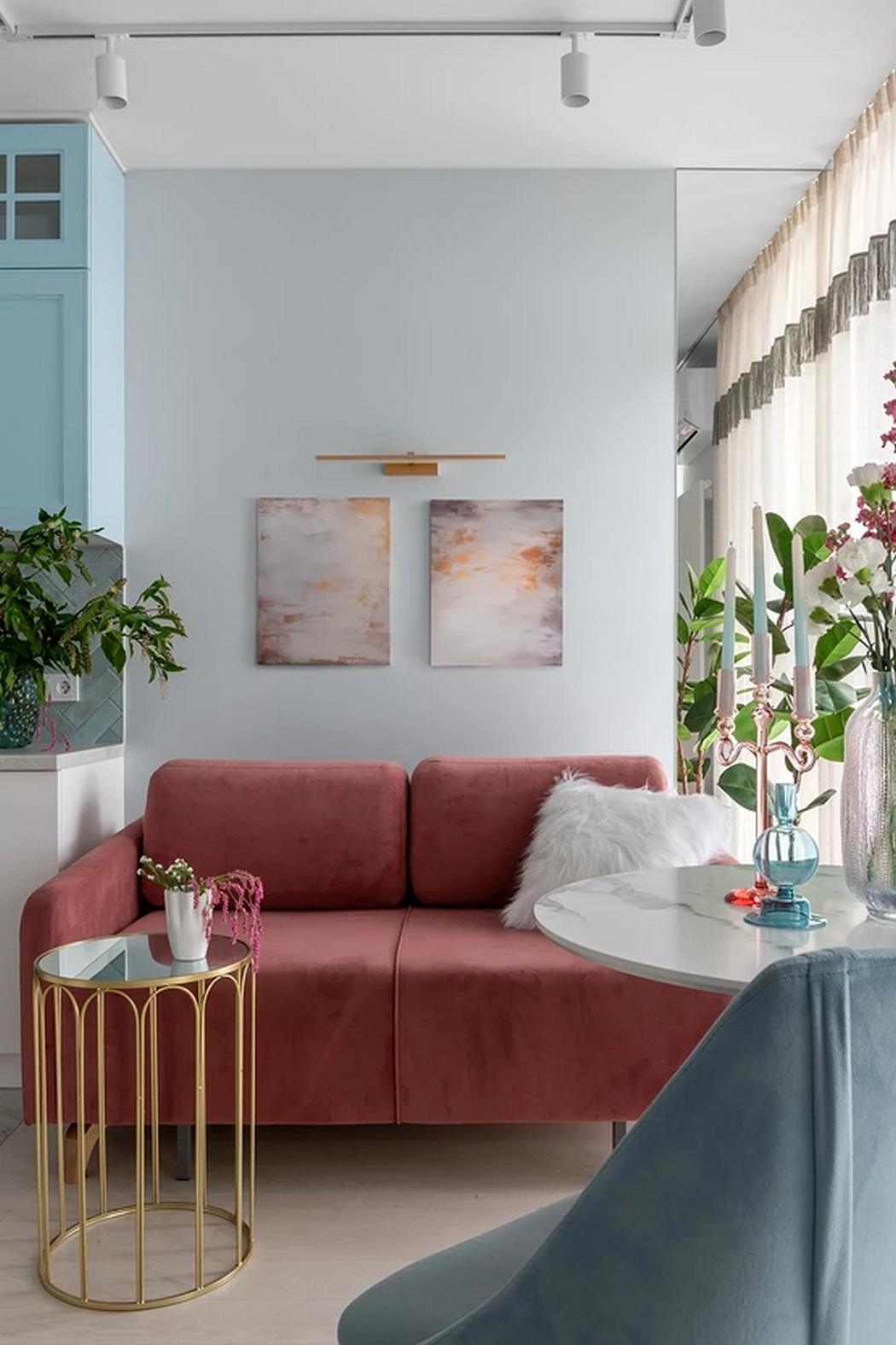 Álomotthon lágy színekkel és átgondolt részletekkel, fiatal nő és három cica 42m2-en