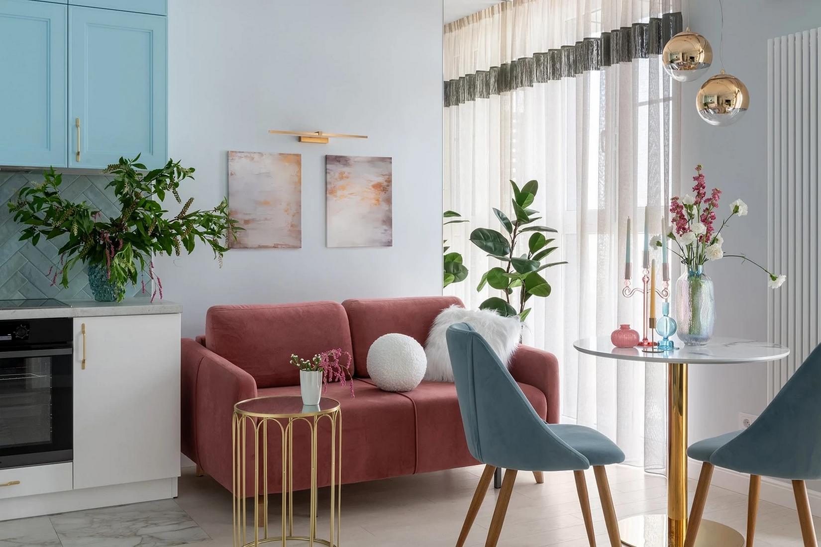 Álomotthon lágy színekkel és átgondolt részletekkel, fiatal nő és három cica 42m2-en