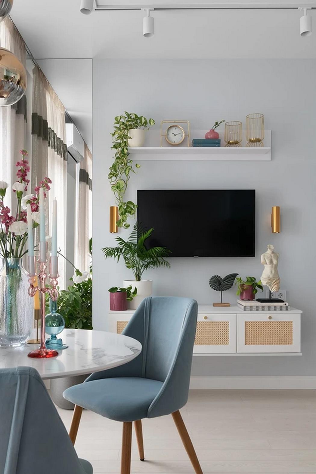 Álomotthon lágy színekkel és átgondolt részletekkel, fiatal nő és három cica 42m2-en