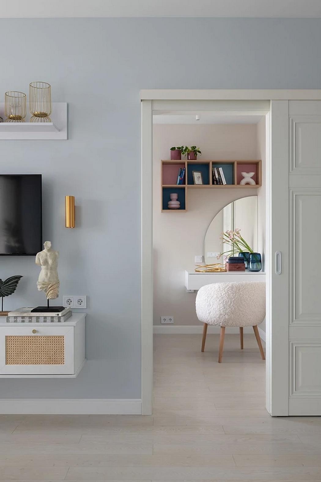 Álomotthon lágy színekkel és átgondolt részletekkel, fiatal nő és három cica 42m2-en