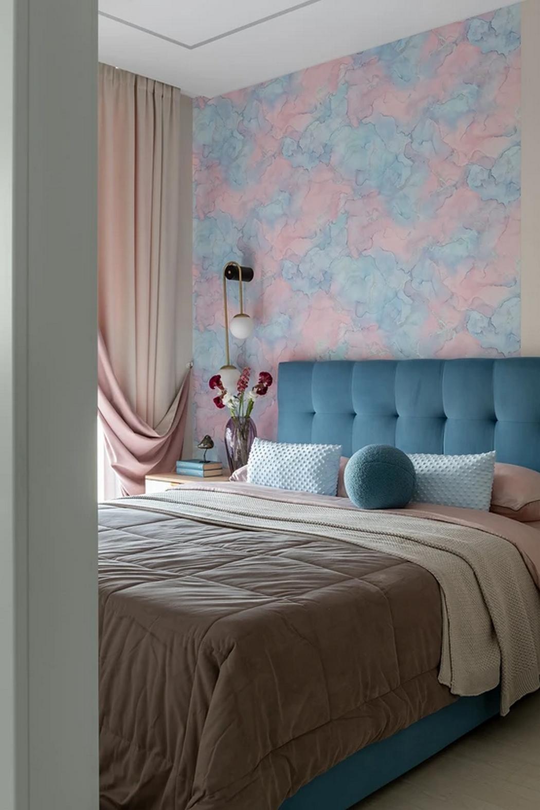 Álomotthon lágy színekkel és átgondolt részletekkel, fiatal nő és három cica 42m2-en