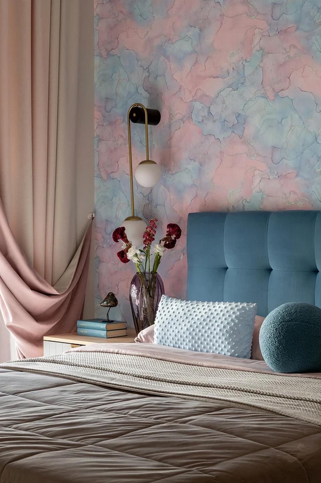 Álomotthon lágy színekkel és átgondolt részletekkel, fiatal nő és három cica 42m2-en