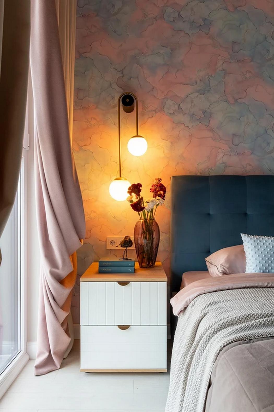 Álomotthon lágy színekkel és átgondolt részletekkel, fiatal nő és három cica 42m2-en