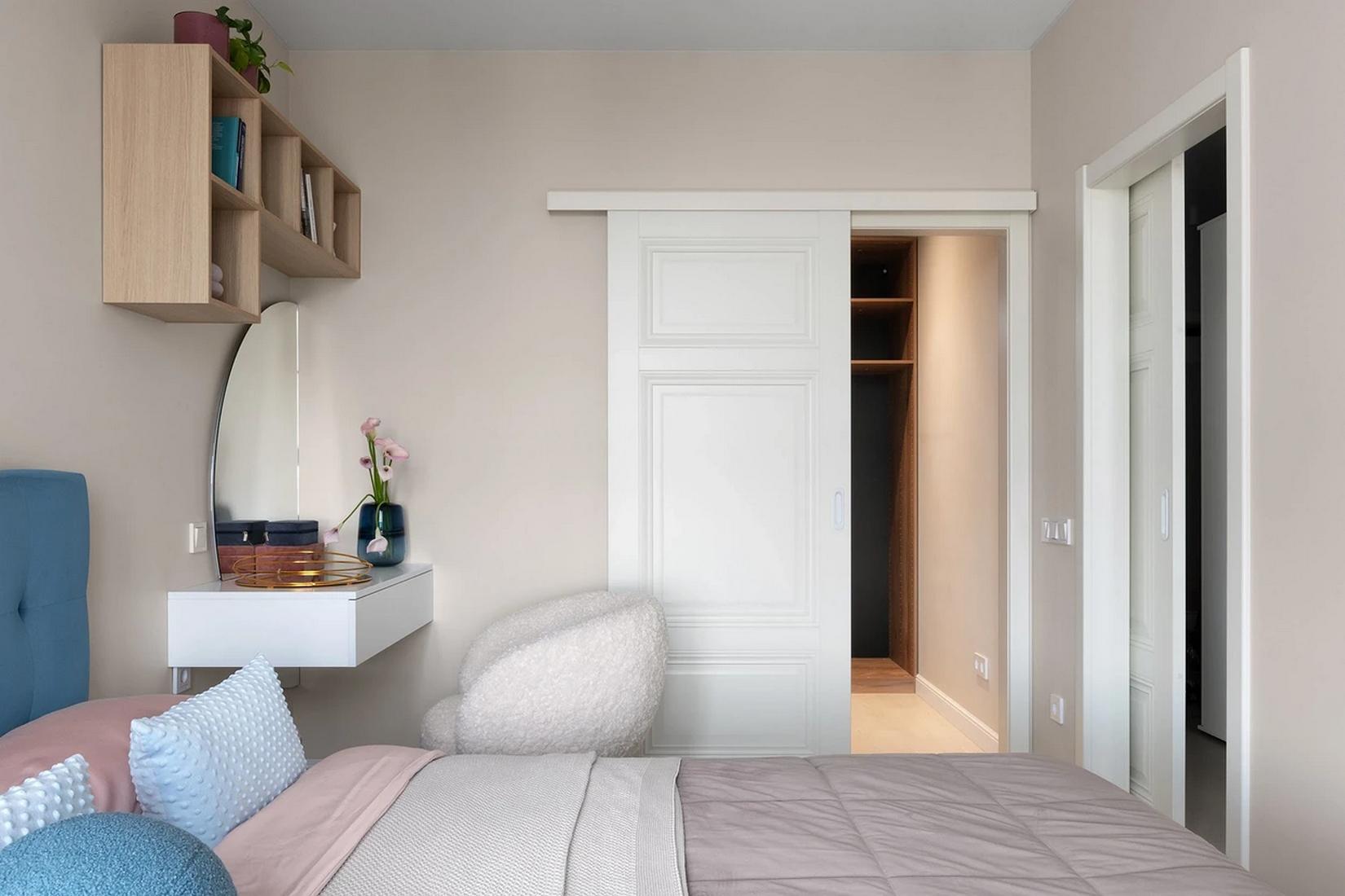 Álomotthon lágy színekkel és átgondolt részletekkel, fiatal nő és három cica 42m2-en