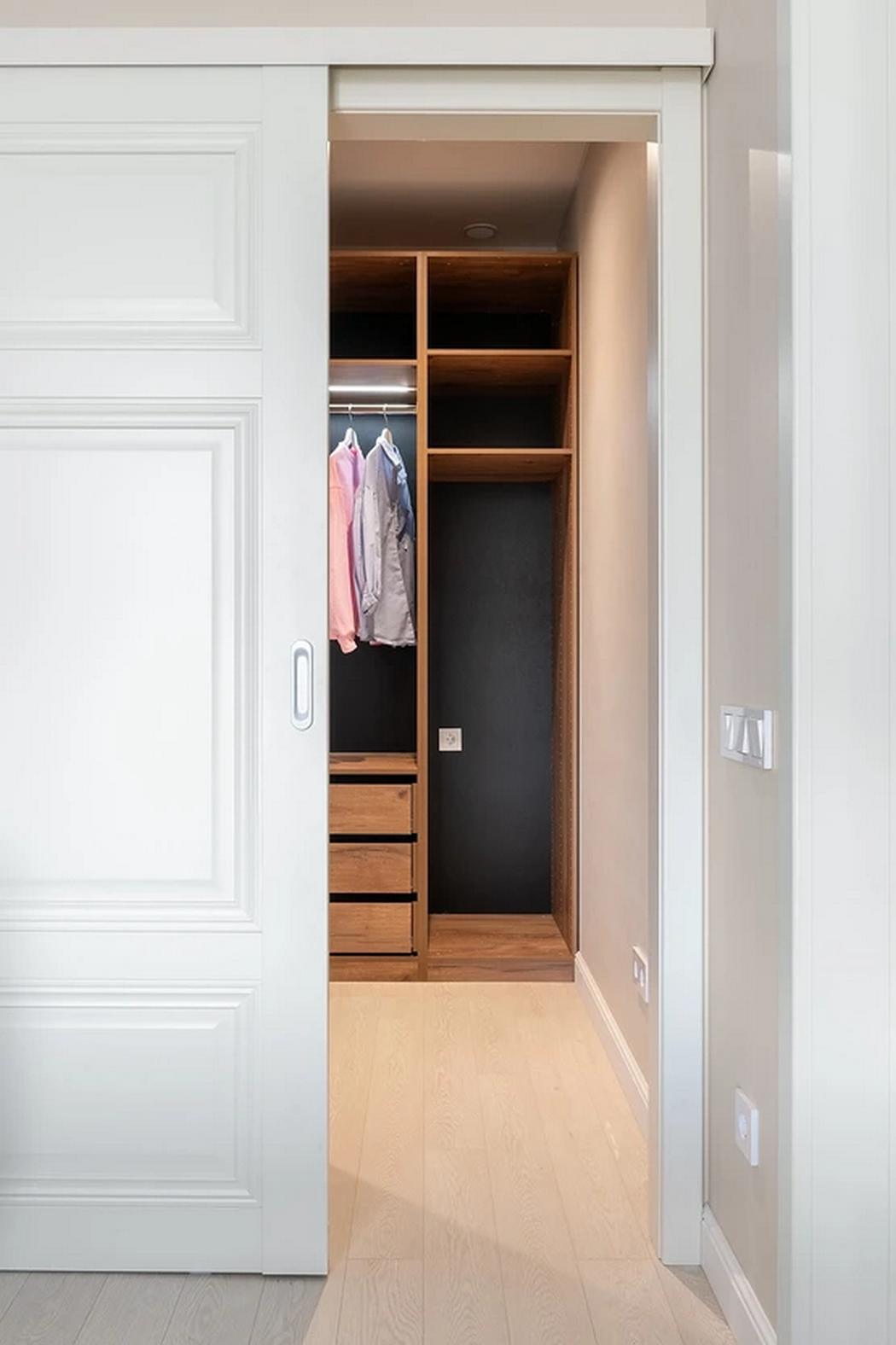 Álomotthon lágy színekkel és átgondolt részletekkel, fiatal nő és három cica 42m2-en