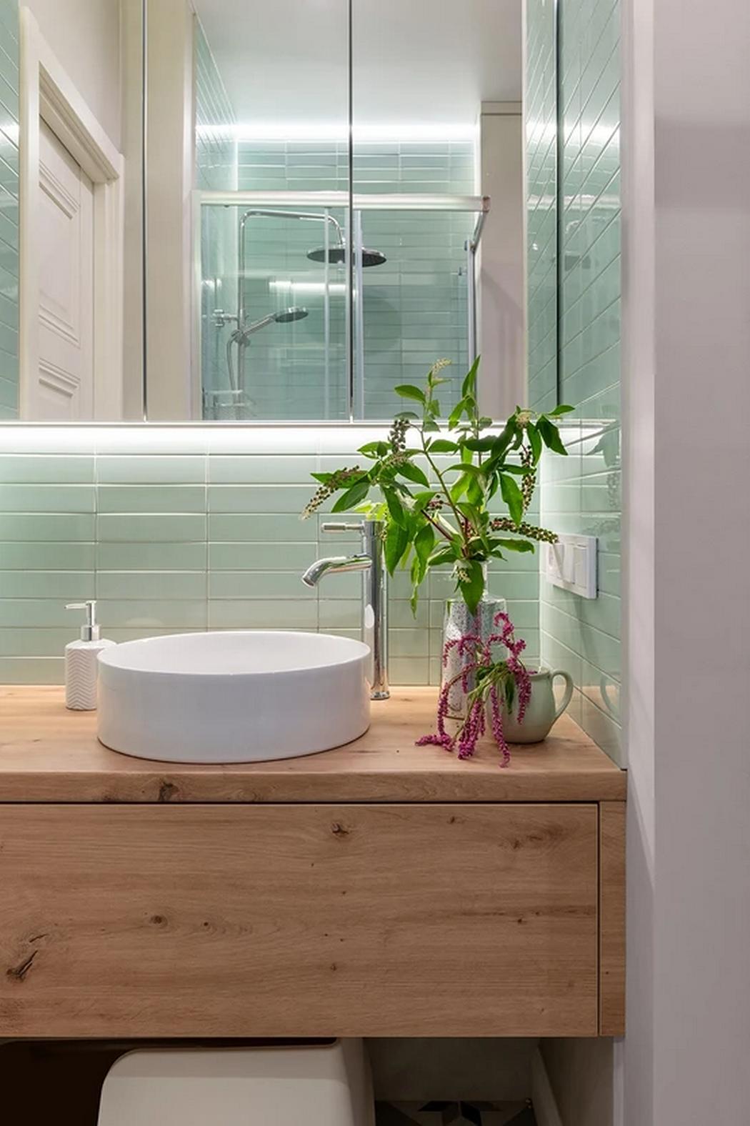 Álomotthon lágy színekkel és átgondolt részletekkel, fiatal nő és három cica 42m2-en