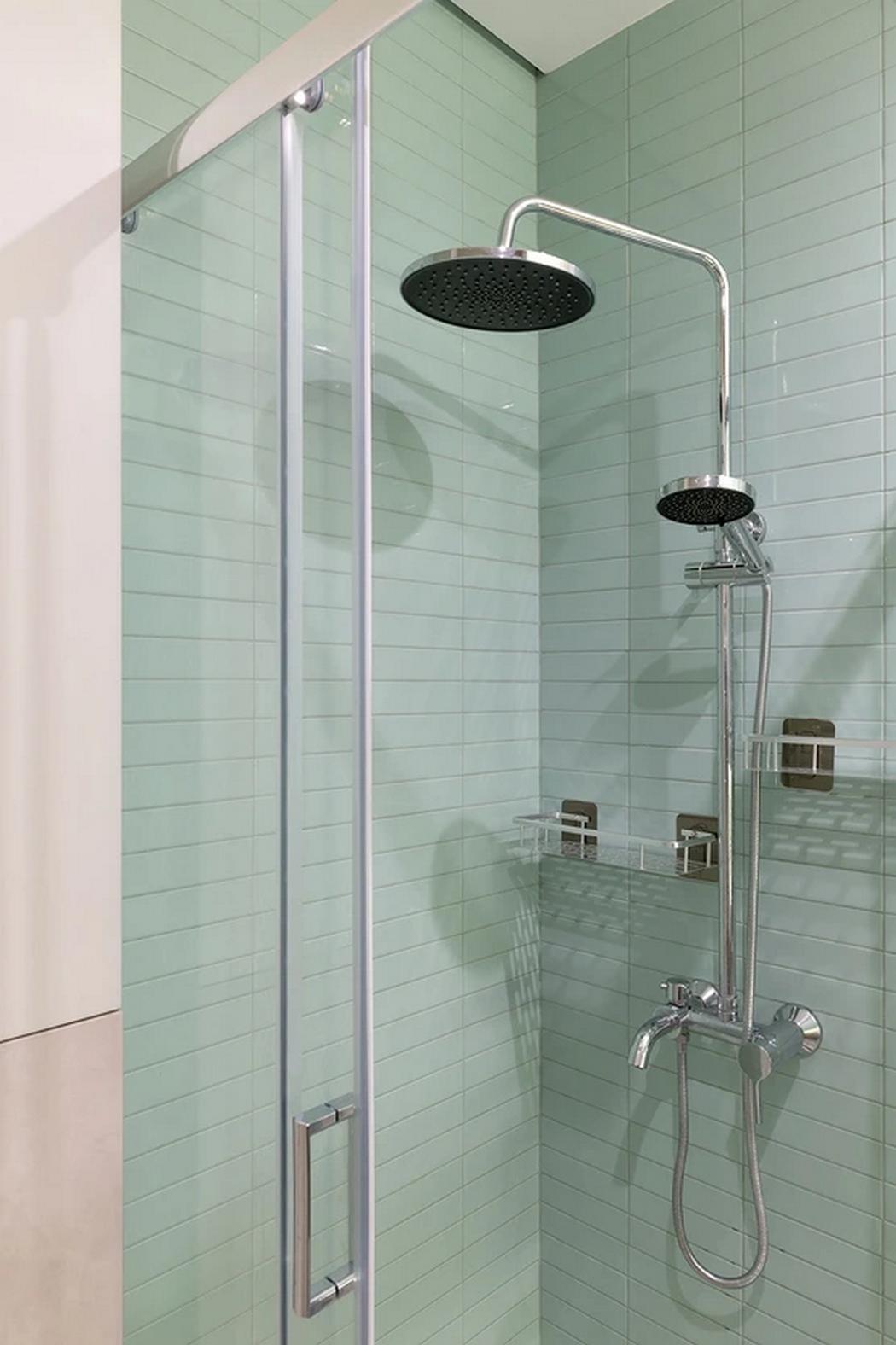 Álomotthon lágy színekkel és átgondolt részletekkel, fiatal nő és három cica 42m2-en