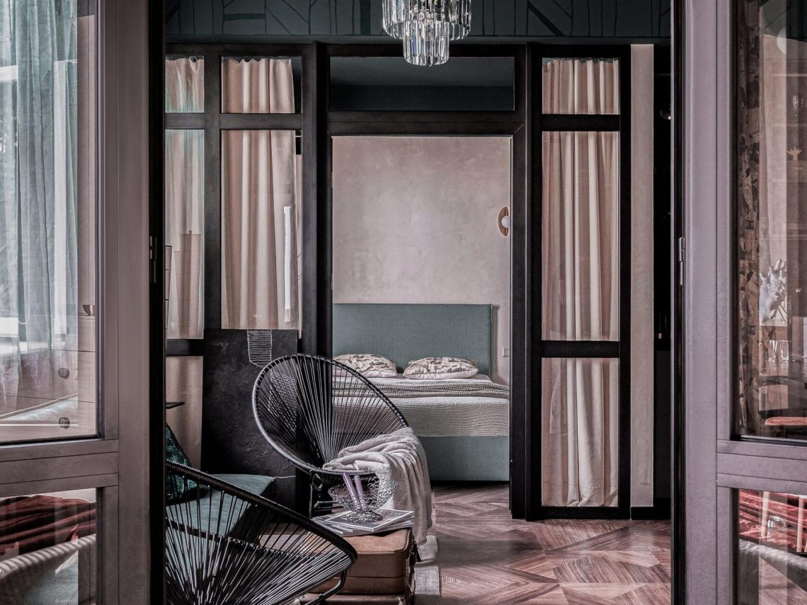 Budoár hangulat egy különleges lakásban - a színek érzékisége 55m2-en