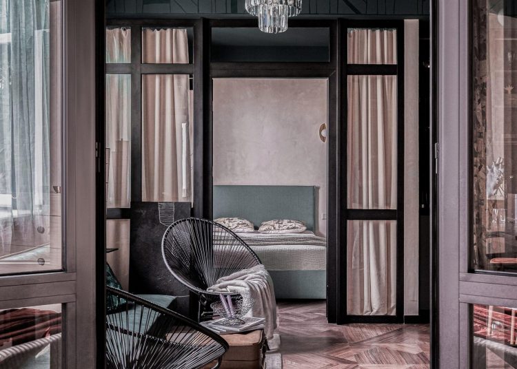 Budoár hangulat egy különleges lakásban - a színek érzékisége 55m2-en