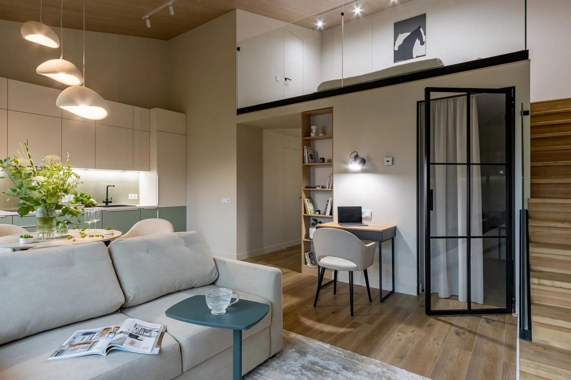 Friss bézs-zöld színvilág, nagy belmagasság kihasználása eredetileg 42m2-es lakásban